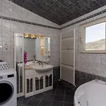 Almas - Heated Pool, Sauna, Gym And Tennis Court ゲストハウス 4*