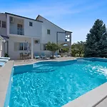 Almas - Heated Pool, Sauna, Gym And Tennis Court ゲストハウス Neorić