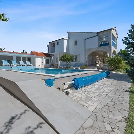ゲストハウス Almas - Heated Pool, Sauna, Gym And Tennis Court 4*
