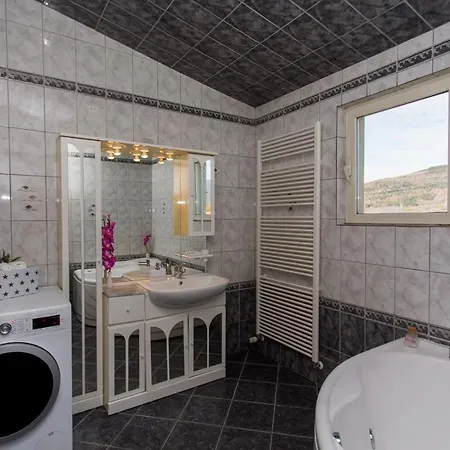 Almas - Heated Pool, Sauna, Gym And Tennis Court בית הארחה 4*