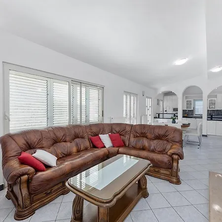 בית הארחה Almas - Heated Pool, Sauna, Gym And Tennis Court Neoric