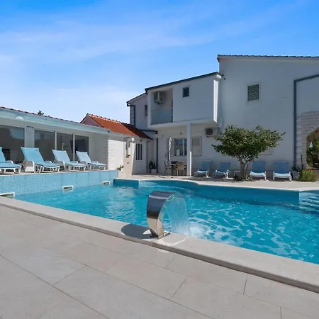 Almas - Heated Pool, Sauna, Gym And Tennis Court