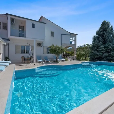 Almas - Heated Pool, Sauna, Gym And Tennis Court בית הארחה Neoric