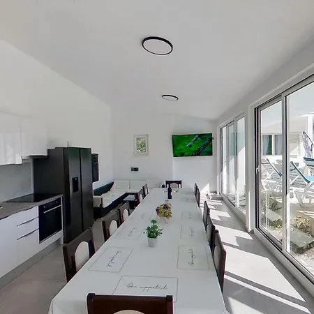 Almas - Heated Pool, Sauna, Gym And Tennis Court בית הארחה 4*